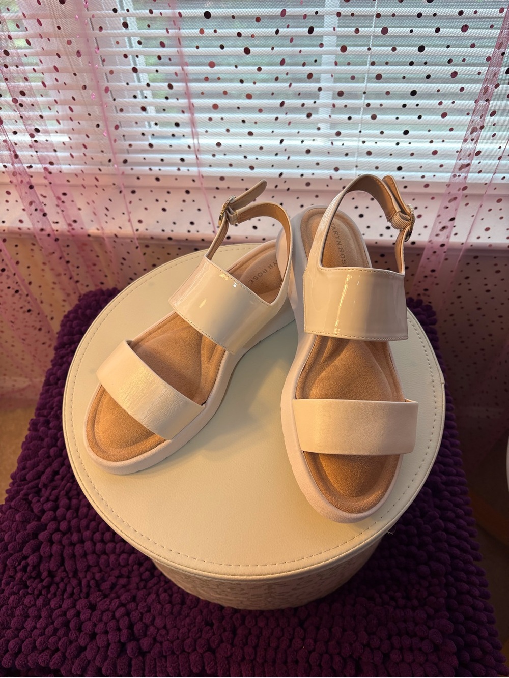 TARYN ROSE LAURA SANDLE ( NWOT )